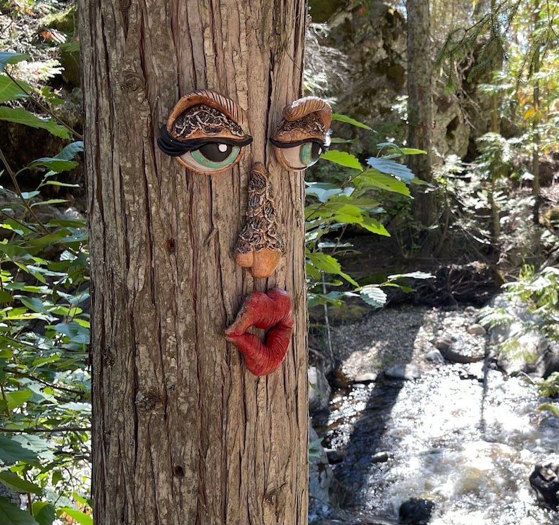 Whimsical tree face art – vitmetal